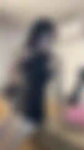 Che gioca con la mia figa mentre il mio capo non c'è.