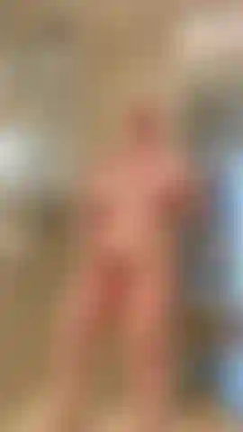 Mi diverto furtivamente sotto la doccia mentre la mia amica è a pochi metri di distanza...