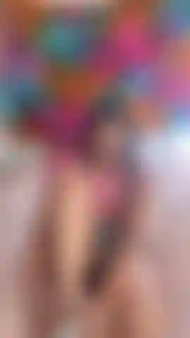 Che si sfila i calzini bianchi per rivelare le sue piante sporche e la pedicure rossa, mentre ti mostra il mio culo in pantaloncini attillati.