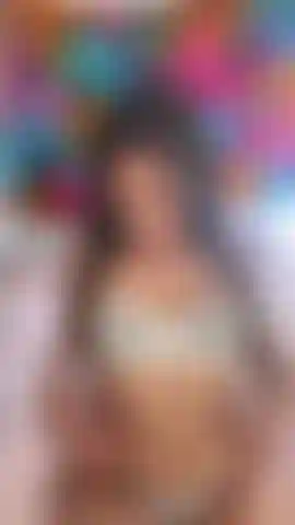 Che stuzzica il mio seno indossando lingerie di pizzo prima di strapparmi il reggiseno.