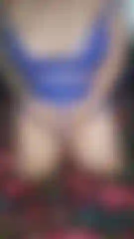 Guardami mentre faccio il gioco della seduzione e mi diverto con le mie grandi tette.