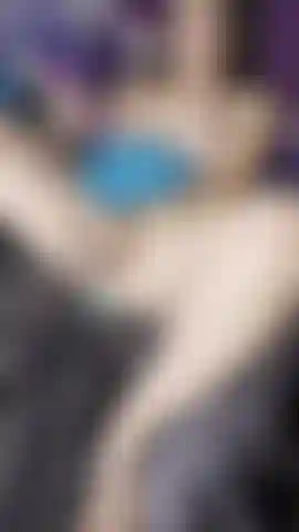 Dita dei piedi appuntite e smaltate, tette e una bella figa che cola... Questo video ha tutto.