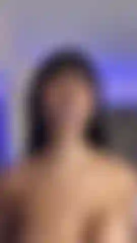 Con il bavaglio in bocca e le tette scoperte.