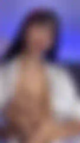 Massaggiata e sputante sulle mie grandi tette nude.