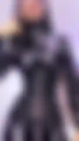 Spettacolo di strapon e vestito in lattice.