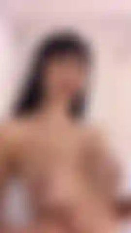 Latte nelle mie tette nude.