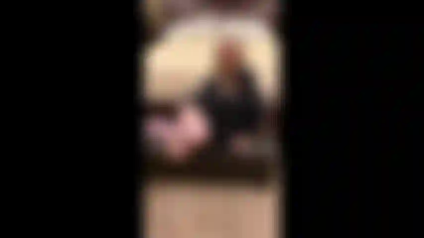 La striscia di lingerie viola di mary carey, la lozione e il gioco con il dildo.