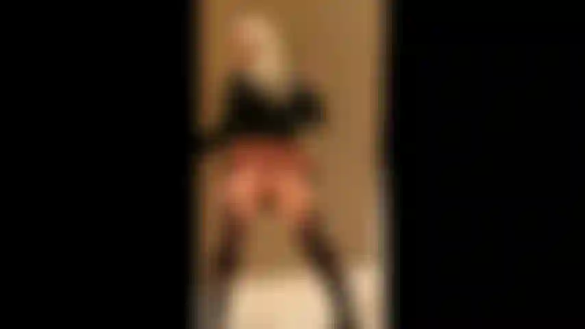 La scolaretta birichina mary carey si spoglia e si sporca.