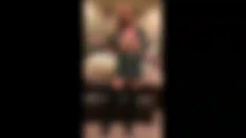 Biker mary si spoglia e gioca.