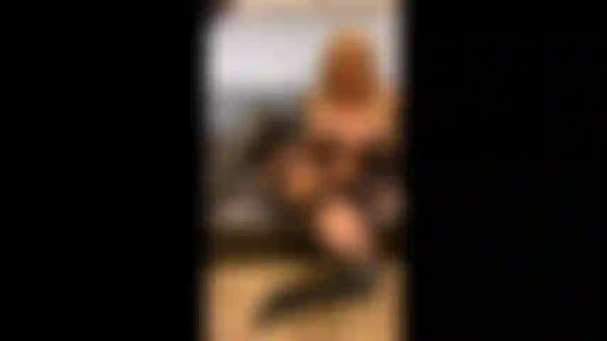 Mary carey con stivali di pelle e dildo.