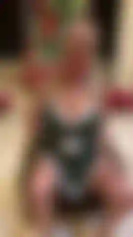 Vuoi guardarmi fare un pompino al tuo bastoncino di zucchero?