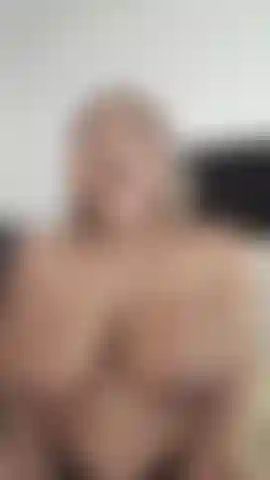 Con le tette che sbavano, che bagnano le tette e le rimbalzano forte.