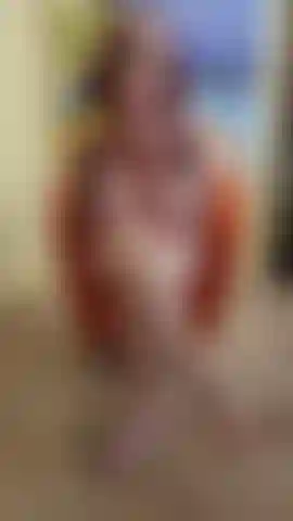 Amanti dei piedi! Questo è per voi. Adorate questi piedi dolci e sexy, dalle mie dita piccole ai miei talloni sodi e rotondi. Prendete della lozione e massaggiatevi il cazzo mentre strofino i miei piedi. Voglio immaginare quanto sarebbe bello sentire il vostro cazzo in mezzo ai miei archi alti e curvi. Sono perfetti per un foot fuck. Voglio che finiate con un bel carico di sborra sulle mie morbide piante rosa. Ooh, fa sempre un effetto incredibile!