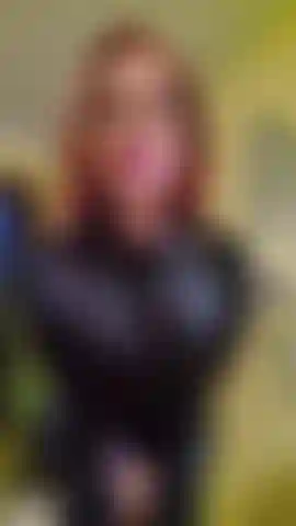 Succhiare cazzi 101 per betacucks principianti… allora, vuoi diventare una succhiacazzi? Davvero? Okay, dimostrамело. Inizia qui, adesso, in ginocchio. Tira fuori quella lingua, fammela vedere. Inizia a leccare, impressionami. Succhialo, eccitami. Hmmm, non male per una principiante, hai del potenziale. Però lo vedo, avrai sicuramente bisogno di moltissima, moltissima pratica.