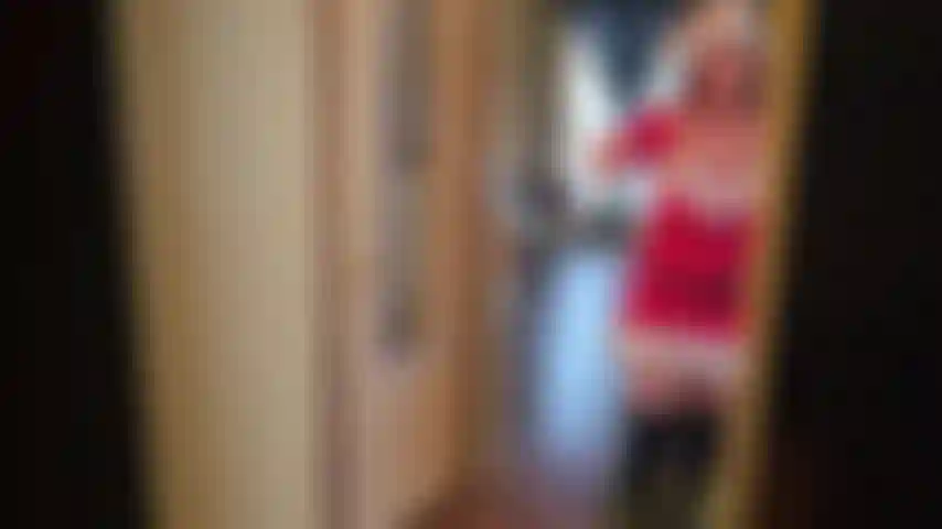 2025 Via con il botto! Mi sono avvolta in bei fiocchetti e vi ho regalato i migliori spettacoli cam di natale di sempre! Grazie a voi, è stato un natale meravigliosamente bianco, e il mio anno migliore finora. Ma ora, mentre lavo via il 2025, mi sento diventare un po' egoista. Egoista e bagnata, oh non ho ancora finito con quest'anno... Lo mando via con il botto! Voyeur, spogliarello, doccia, soffione della doccia, masturbazione, solo.