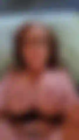 Finalmente un pov per gli amanti dei piedi! Immagina di scoparmi forte e in profondità, con i miei piedi sulle tue spalle. In faccia a te. In bocca a te. Immagina di tenere i miei archi sexy e curvi nelle tue mani forti e sapienti. Lecchi le mie morbide piante e succhi le mie tenere dita dei piedi. La tua lingua che solletica ed esplora ogni centimetro dei miei piedini perfetti, mentre io mi godo ogni tuo centimetro perfetto! Tags: pov, piedi, succhiare le dita dei piedi, piante, archi, dita dei piedi, adorazione dei piedi, tette grandi.