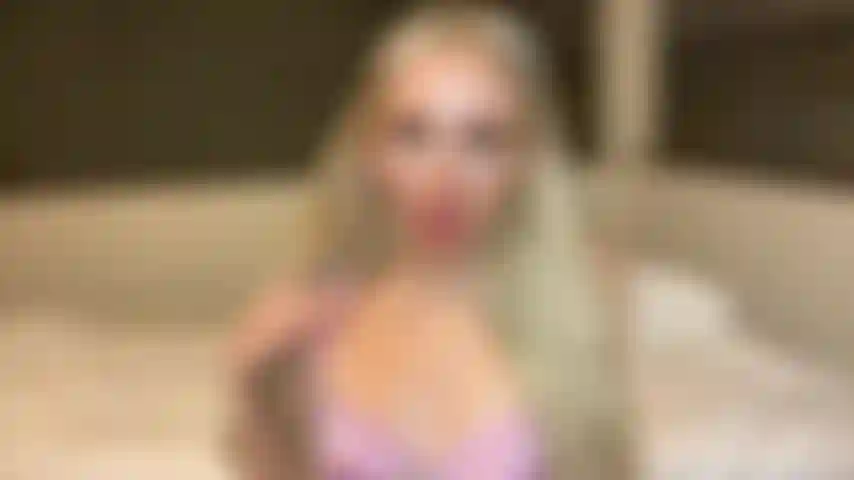 Pov ti aggancia con lo strap-on (usando la mia allettante bambola con il busto).