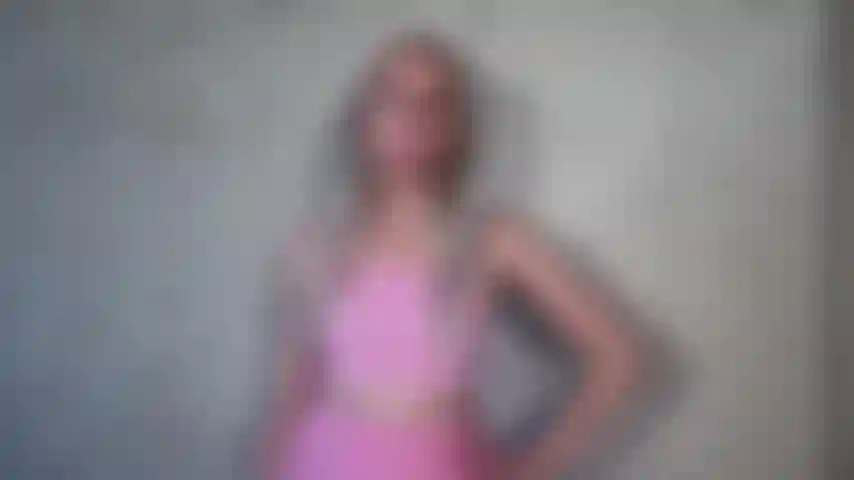 Femdom cameltoe in pantaloncini da yoga rosa.