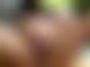 Mio marito è fuori e tu ti alleni in giardino. È una giornata così bella e ho bisogno di rilassarmi, giocare con il mio culo funziona bene. Mi fissi sempre e oggi ti dico che va bene guardare!