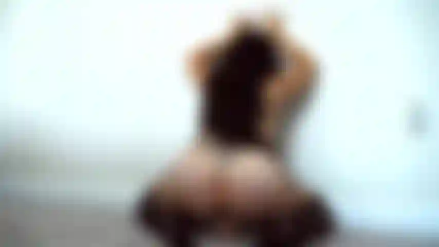 Questa sono io che vengo naturalmente come farei normalmente dopo un'estenuante giornata in cam. Niente luci fantasiose o gemiti finti... Solo io che mi compiaccio nel modo in cui amo.