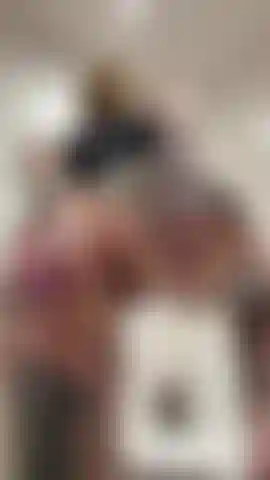 Guardami venire forte, mentre gioco con entrambi i miei buchi intensamente. Dildo, anale, tutto da molto vicino così non ti perdi niente.