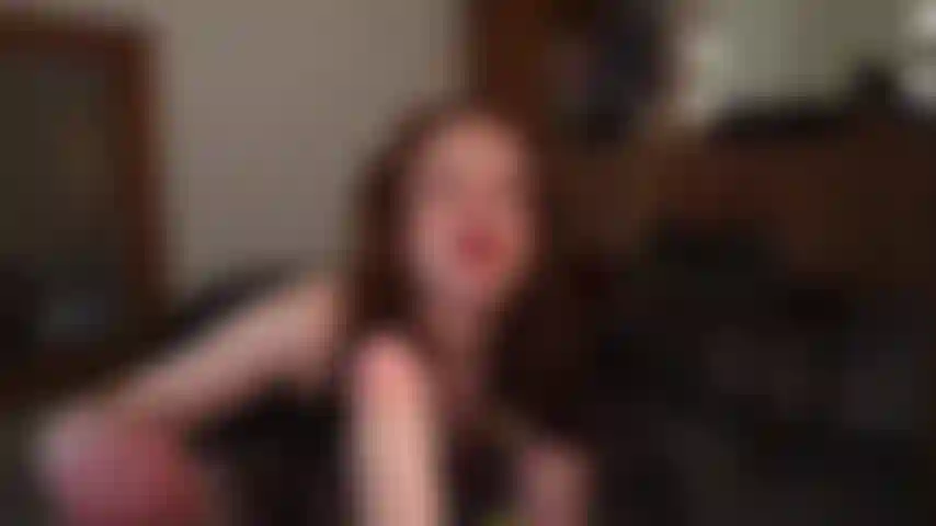 Disordinato pompino con dildo sputato in abito di lattice.