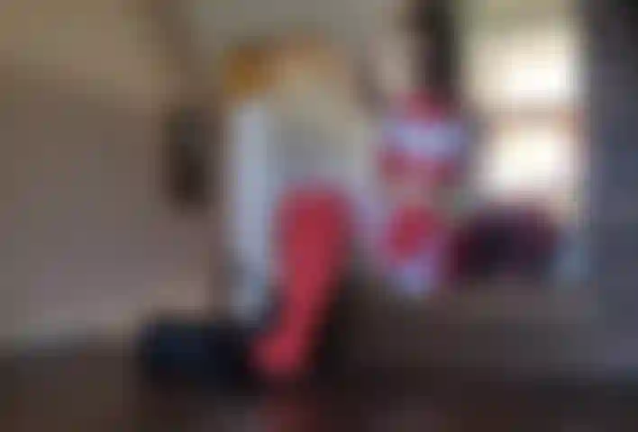 La cheerleader joi ti aiuta a venire dopo l'allenamento.