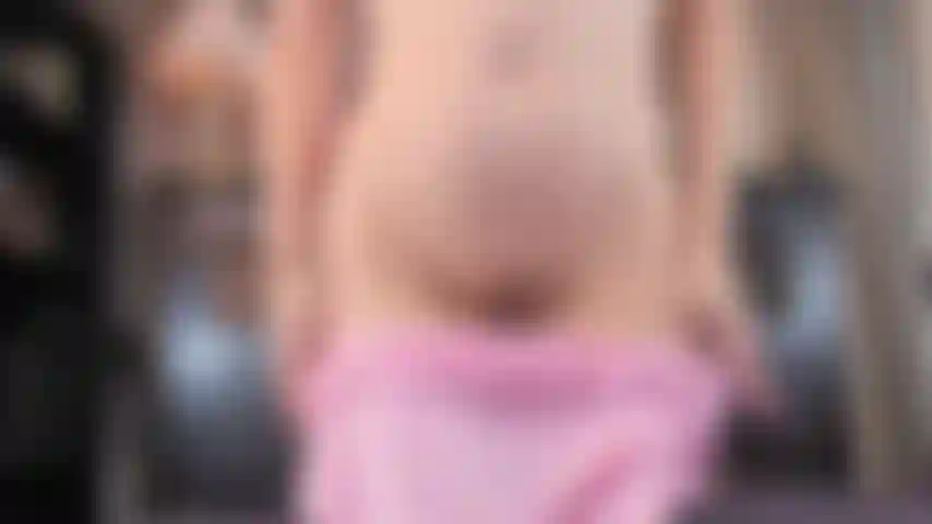 Robin, con un dildo a grandezza naturale nel culo.