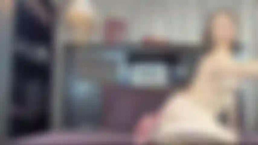 Robin - video 14 - dita dei piedi, piedi e bancomat.