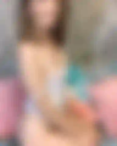 Presentazione fotografica di robin 9 8 22, un'atmosfera divertente, carina e sexy con perizoma filante, calzini e canottiera bianca.