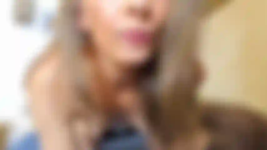 Robin - grande sì - divertente sessione di gruppo che mi stuzzica la figa, mostra i miei piedi e altro ancora.