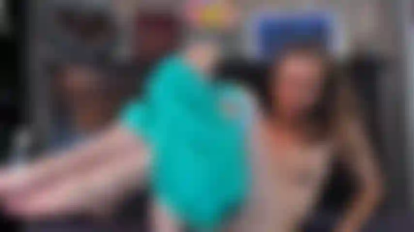 Robin, scopa con un dildo extra lungo con un vibratore coraggioso.