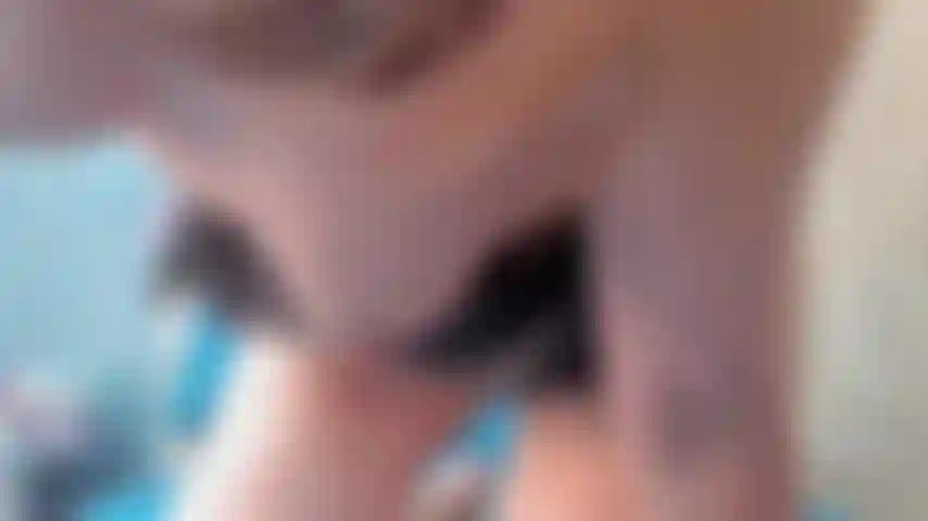 Robin, mi scopo la figa pelosa con caramelle e il dildo mentre mi stuzzico il clitoride con le vibrazioni della punta, adoro ricevere quelle vibrazioni direttamente da te, il mio piacere esplode: guarda solo le dita dei piedi e i capezzoli.