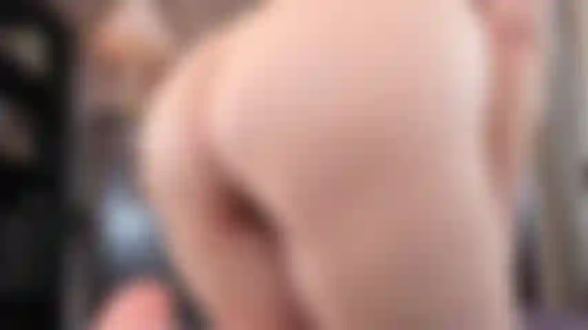 Robin - video 11 - vibratore e atmosfera, una sessione divertente giocando con il dildo di candy.