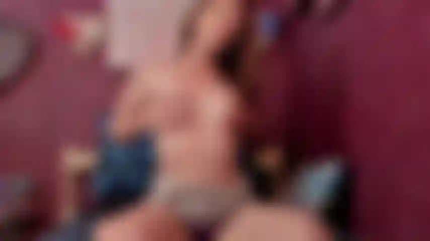 Robin è un gioco di sputi super sexy: puoi vederlo gocciolare lentamente dalla mia lingua, dalle mie tette e dal mio corpo. Non vuoi perdertelo!