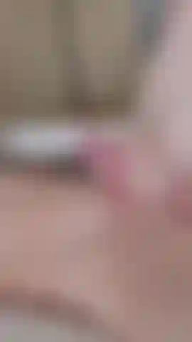 Sdraiato a letto e gioco.