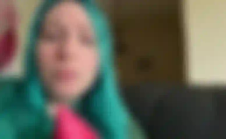 Gfe! La tua ragazza dominante è triste e sta piangendo! Scopati il divano per farla sentire meglio! Joi degradante con finale cei.
