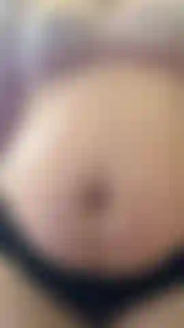 Che si spalma l'olio sulla pancia incinta.