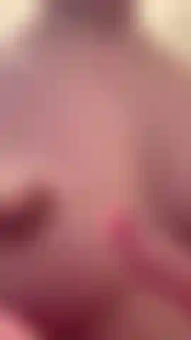 Che spreme e schizza il latte dai miei capezzoli.