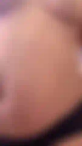 Mi massaggio l'olio sulla pancia e sul seno durante la gravidanza.