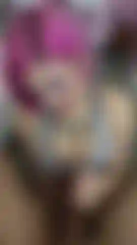 Faccio una sega con sborrata sulle mie labbra.