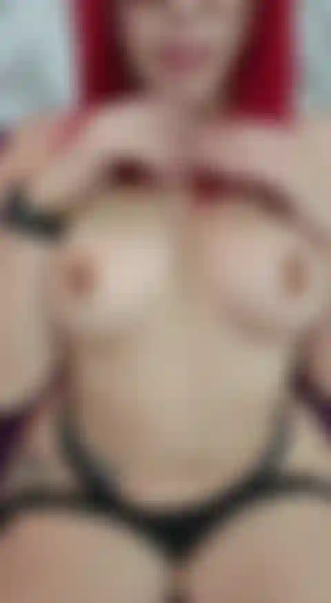 Porta quel cazzo, tesoro, voglio sputarlo e metterlo tra le mie morbide e grandi tette.