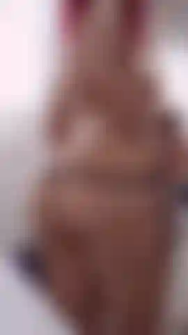 So che sogni di mettere il tuo bel viso tra le mie natiche, rendilo reale, metti la tua faccia e qualcos'altro se vuoi.