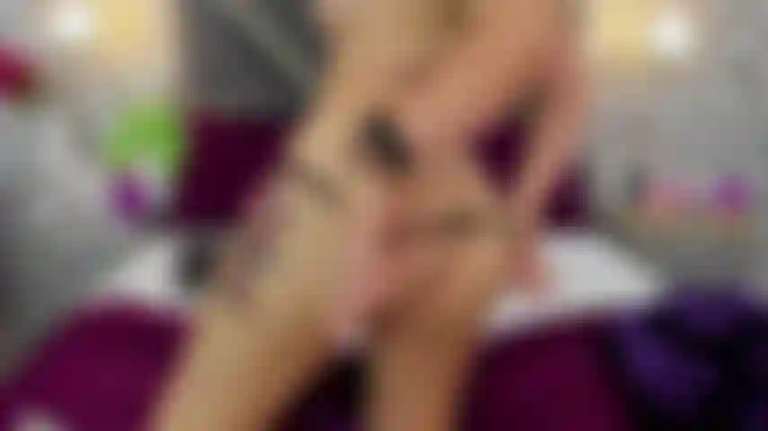 Guarda questa divinità che geme per le tue vibrazioni nella mia figa bagnata, voglio di più e tu sai come soddisfarmi.