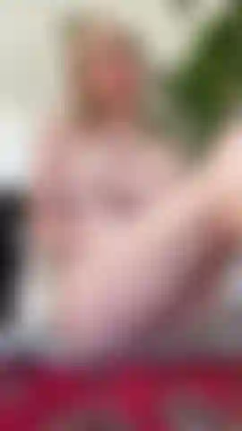 La figliastra disgustata si è imbattuta nel patrigno.