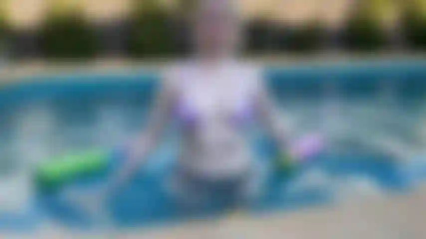 Sono stupida e gioco in piscina.