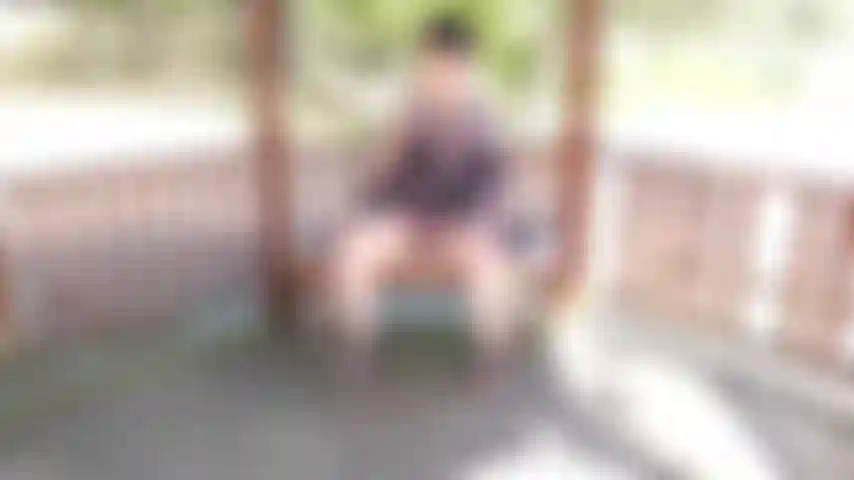 Oggi mi sono imbattuta in questo delizioso gazebo al lago. Sono presa un momento per riposare all'ombra e per fottere il mio lurido buco con il mio giocattolo preferito! Mi sono tirato di lato le mutandine, ho toccato la mia fessura pelosa e ho fatto esplodere diversi carichi di sperma su tutto il pavimento di legno!