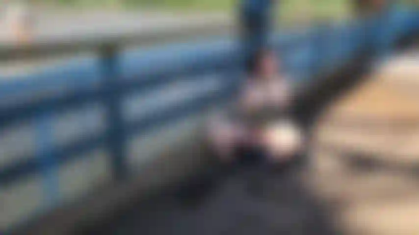 Squirtin' sul fiume! Ho portato la mia fidata atmosfera da coniglio su una passeggiata pedonale sul ponte del fiume. Ho cronometrato il traffico pedonale perfetto per concedermi qualche minuto di tempo libero per far squirtare la mia figa pelosa alla stazione di osservazione del telescopio!