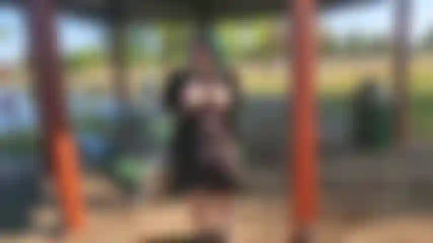 Squirto sul mio cazzo giocattolo preferito sul tavolo da picnic in un bellissimo parco pubblico vicino a uno stagno.