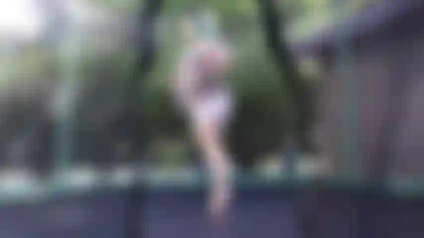 Sono andata in cortile e ho deciso di spogliarmi mentre saltavo sul trampolino. Mi spoglio completamente nuda, con le mie tette paffute e la pancia grassa che sussultano e tremano mentre rimbalzo su e giù. Gioco anche un po' con la mia figa pelosa, proprio lì in pieno giorno.